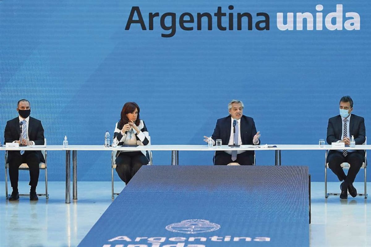 Guzmán, Cristina Kirchner, Alberto Fernández y Sergio Massa, ayer en el anuncio del resultado del canje