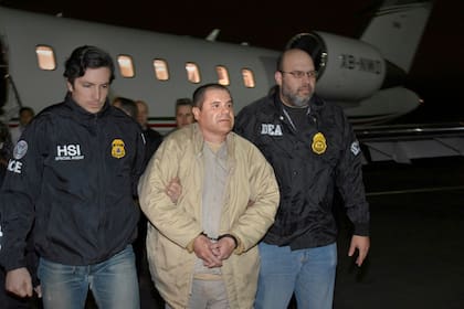 Guzmán entre policías, cuando fue extraditado a EE.UU. en 2017