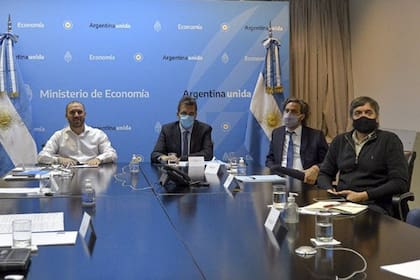 Guzmán, Massa, Cafiero y Máximo Kirchner, el lunes a la noche, cuando se juntaron para apoyar la reforma jubilatoria