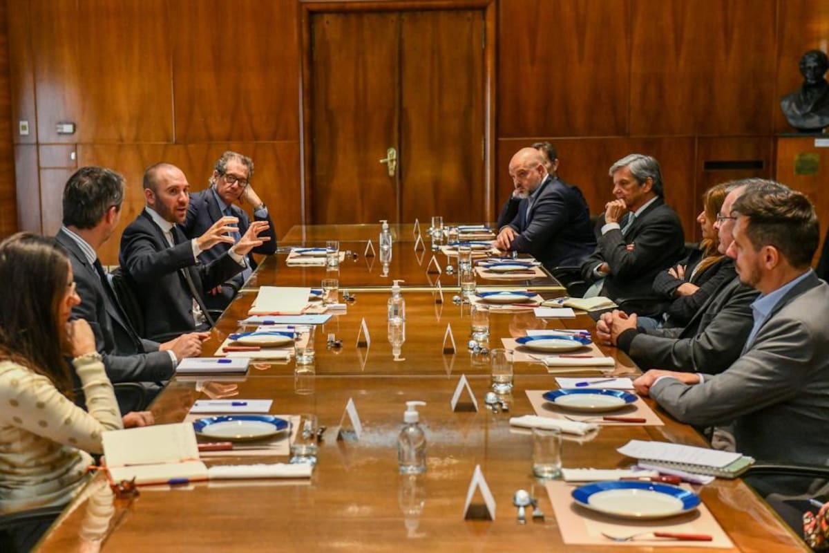 Guzmán, Pesce, Hang y empresarios, hoy en un almuerzo