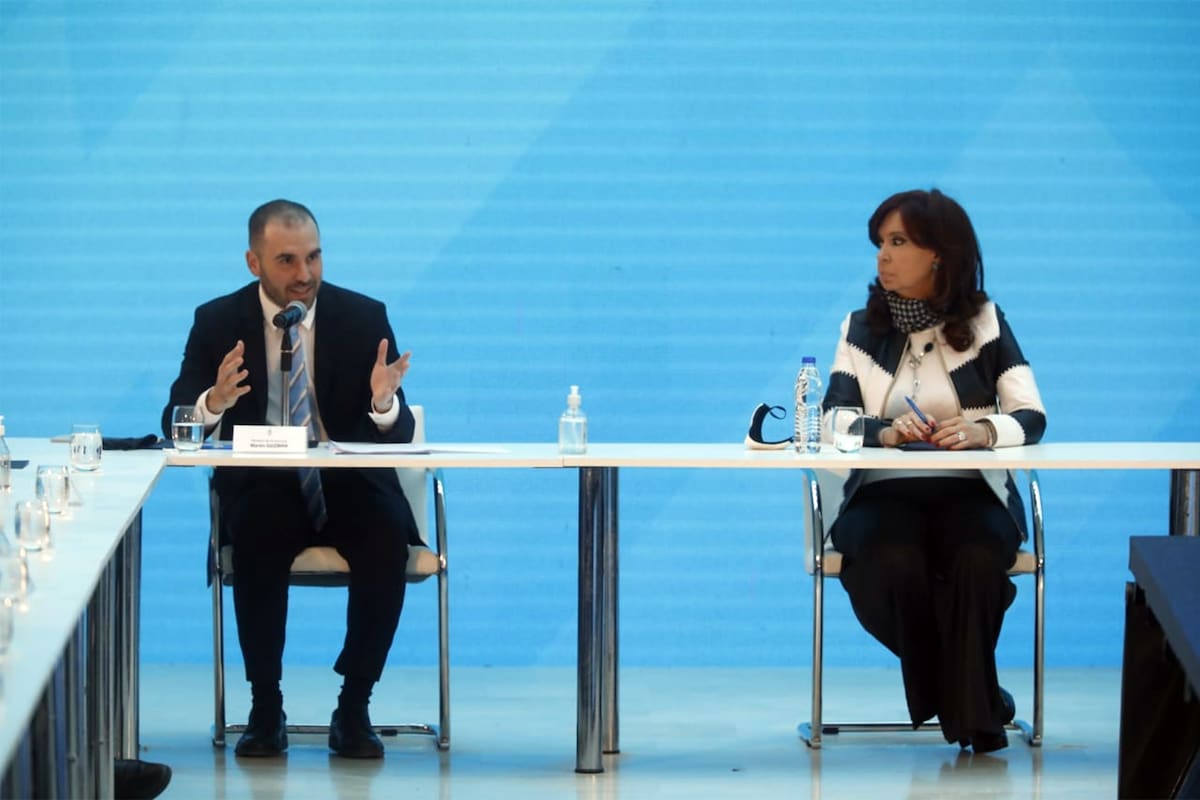 Guzmán y Cristina Kirchner, al anunciar el resultado del canje. Los analistas señalan que la presión sobre el dólar seguirá estando mientras el Gobierno no dé indicios de apuntar a un equilibrio fiscal para terminar con el exceso de emisión monetaria