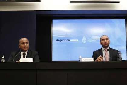 Guzmán y Manzur, en la conferencia de prensa llevada a cabo el viernes, cuando dieron los detalles del preacuerdo con el FMI