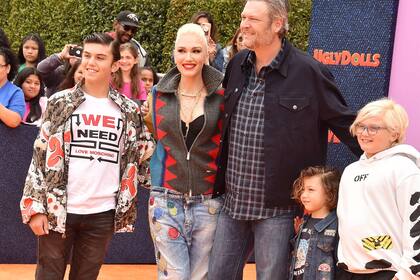 Gwen Stefani y Blake Shelton con los tres hijos de la cantante: Kingston, Zuma y Apollo