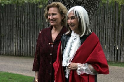 Gwendolyn Díaz-Ridgeway, autora de esta columna, y María Kodama