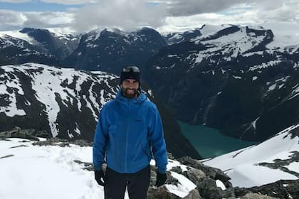 Hace menos de un mes, la pareja subió la montaña Skåla, en el pueblo de Loen. "Aunque no parezca, era verano", comenta Garbers