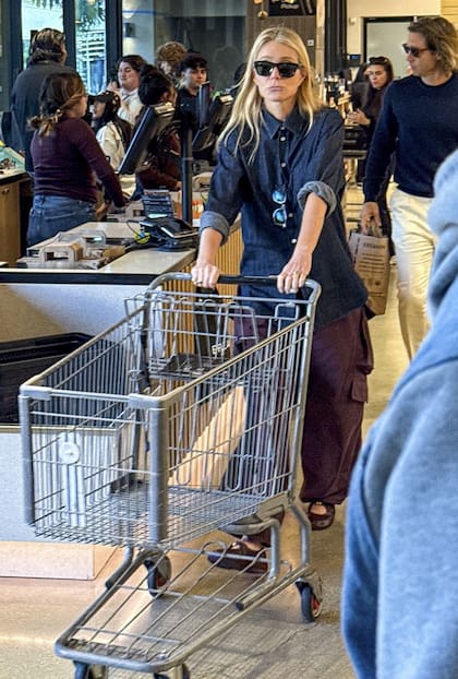 Gwyneth Paltrow fue capturada de compras junto a su esposo, Brad Falchuk. La pareja fue vista comprando en el mercado Erewhon, en Los Ángeles, con un estilo muy casual