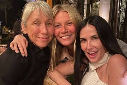 Gwyneth Paltrow junto a Demi Moore y la novia de Keanu Reeves