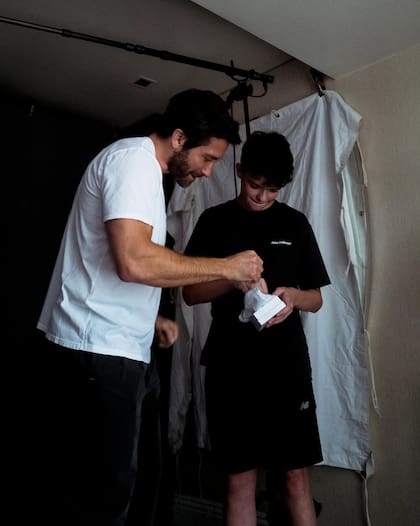 Gyllenhaal le regaló a Cooper un mini pato de la suerte