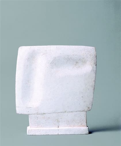 Gyula Kosice entrevistó a Alberto Giacometti, ganador del Gran Premio de Escultura en la Bienal de Venecia de 1962; La Nacion publicó la nota y esta foto (abajo). A la derecha, Bola suspendida,