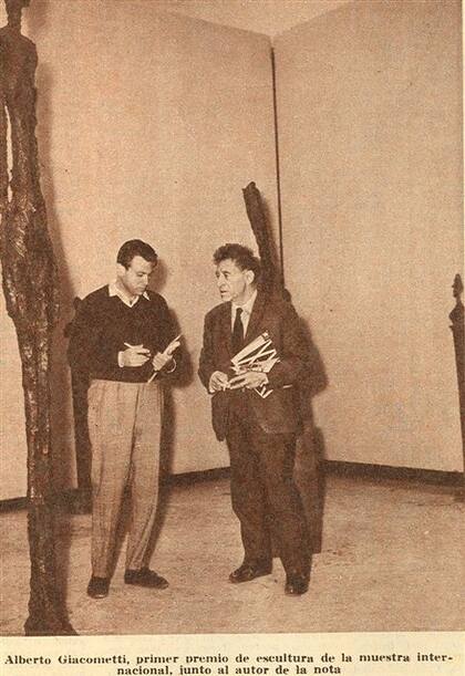 Gyula Kosice entrevistó a Alberto Giacometti, ganador del Gran Premio de Escultura en la Bienal de Venecia de 1962; LA NACION publicó la nota y esta foto