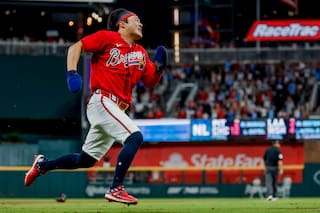 Bravos superan 6-5 a Filis en 11 entradas al abrir serie clave del Este de la Nacional