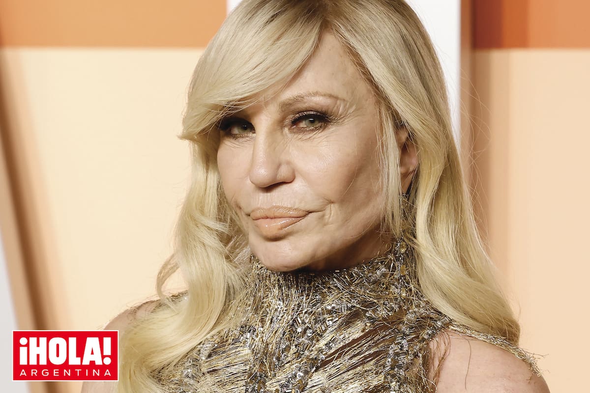 “Ha sido el mayor honor de mi vida continuar el legado de mi hermano Gianni. Él fue un verdadero genio, pero espero haber heredado algo de su espíritu y tenacidad”, dijo Donatella tras anunciar su despedida. Acá, la diseñadora y empresaria, en una foto tomada en febrero de 2025.