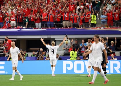 Haaland celebra el gol con los hinchas noruegos