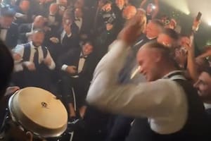 Haaland fue al casamiento de un compañero del City: hizo el remo vikingo en traje