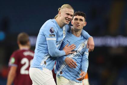 Haaland festeja su primer gol con Phil Foden, que lo asistió a los 5 minutos; el noruego abrió el marcador en 10 de los 17 partidos del City.