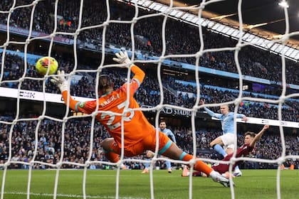 Haaland toma el rebote de su propio remate y abre el marcador para Manchester City ante West Ham, por la fecha 17 de la Premier League; suma 19 tantos antes de Navidad, otro récord.
