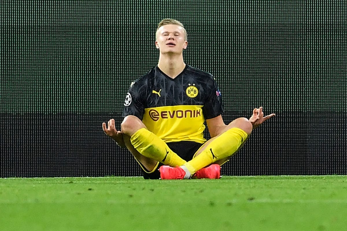 Haaland y una pose de meditación, apenas unos segundos después de haber anotado su primer gol ante PSG