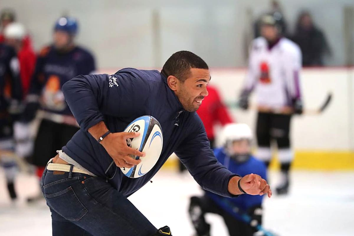 Habana se divierte en una actividad de hockey sobre hielo que la fundación Laureus realiza en Berlín para chicos desfavorecidos.