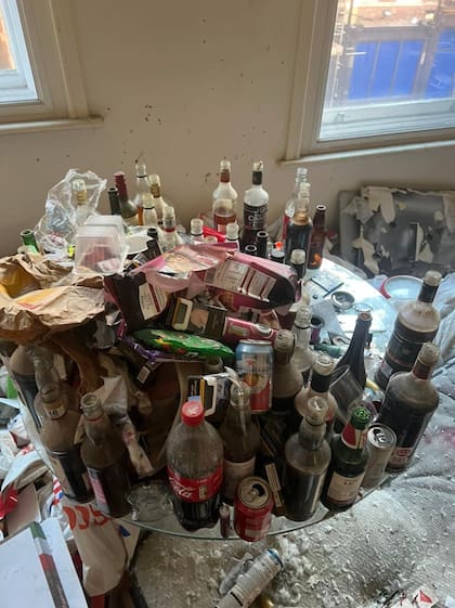 Había botellas por todos lados en el departamento