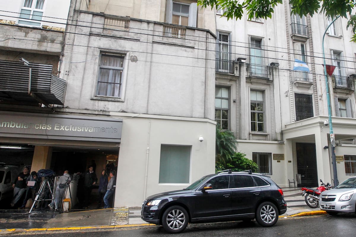 Había regresado el domingo pasado; buscan a las personas que compartieron el vuelo con él; estará aislado por 14 días en una clínica privada de Recoleta; tiene un buen estado general