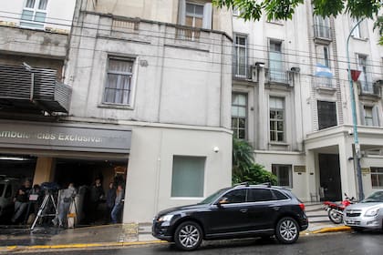 Había regresado el domingo pasado; buscan a las personas que compartieron el vuelo con él; estará aislado por 14 días en una clínica privada de Recoleta; tiene un buen estado general