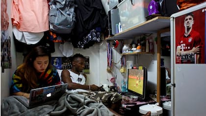 Los jóvenes deben adaptarse y compartir alquileres en espacios muy reducidos