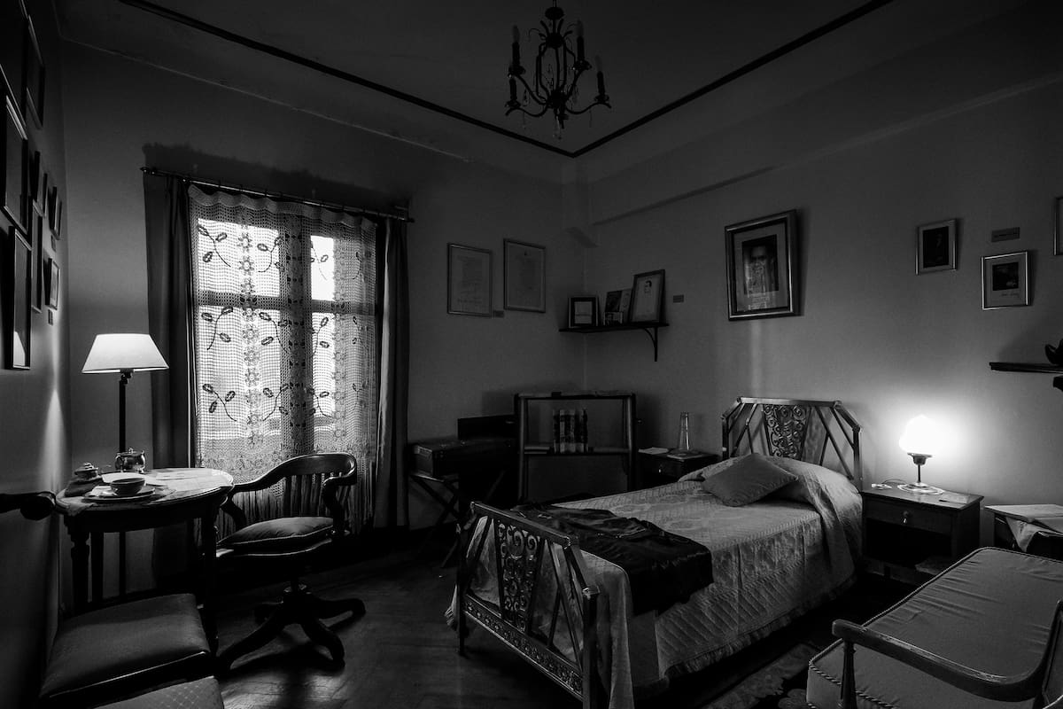 "Habitación 704", de Claudio Larrea, toma directa del cuarto donde se hospedó García Lorca durante su visita a Buenos Aires
