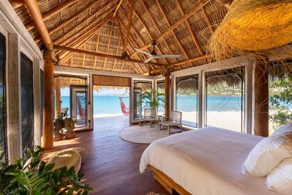 Habitación con vista y salida al mar.