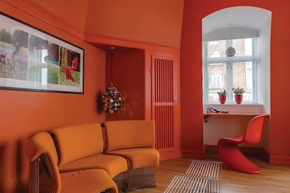 Habitación dedicada a Verner Panton en el hotel Alexandra de Copenhague, ambientado enteramente con piezas auténticas o de ediciones limitadísimas del Modern Danish que convidan la alegría de usarlas con naturalidad.