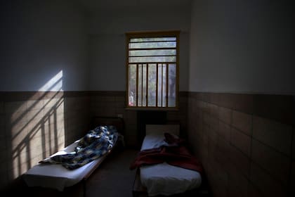Habitación: no hay puertas ni muebles para minimizar los riesgos y que los pacientes no se lastimen mientras logran compensarlos.