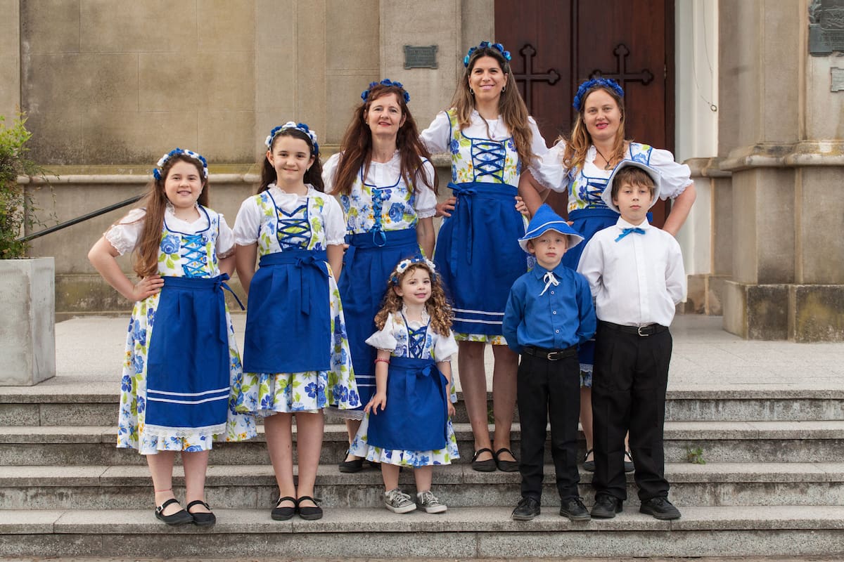 Habitantes de Aldea Brasilera lucen sus trajes típicos de fiesta.
