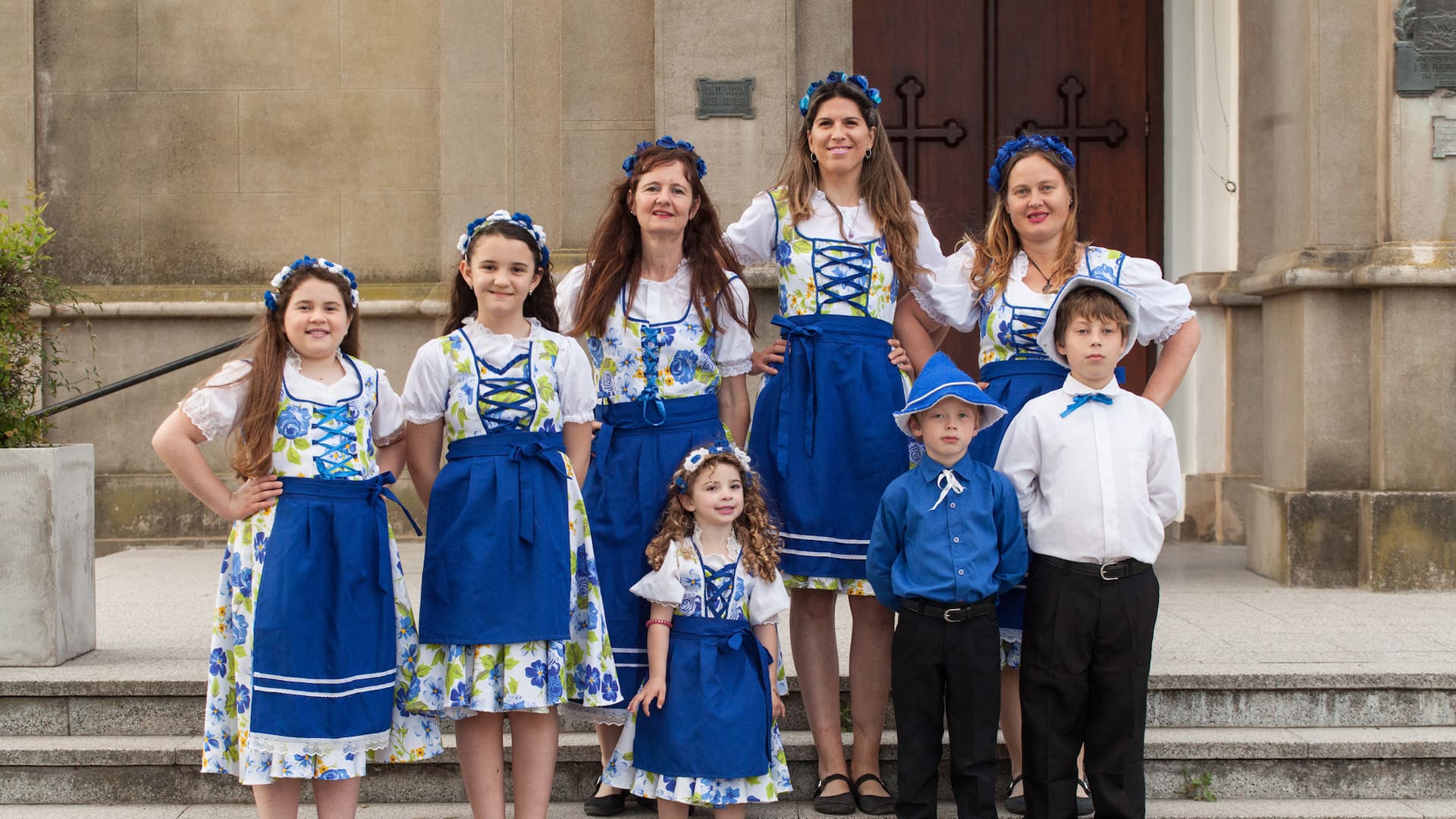 Habitantes de Aldea Brasilera lucen sus trajes típicos de fiesta.