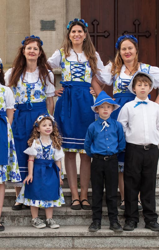 Habitantes de Aldea Brasilera lucen sus trajes típicos de fiesta.