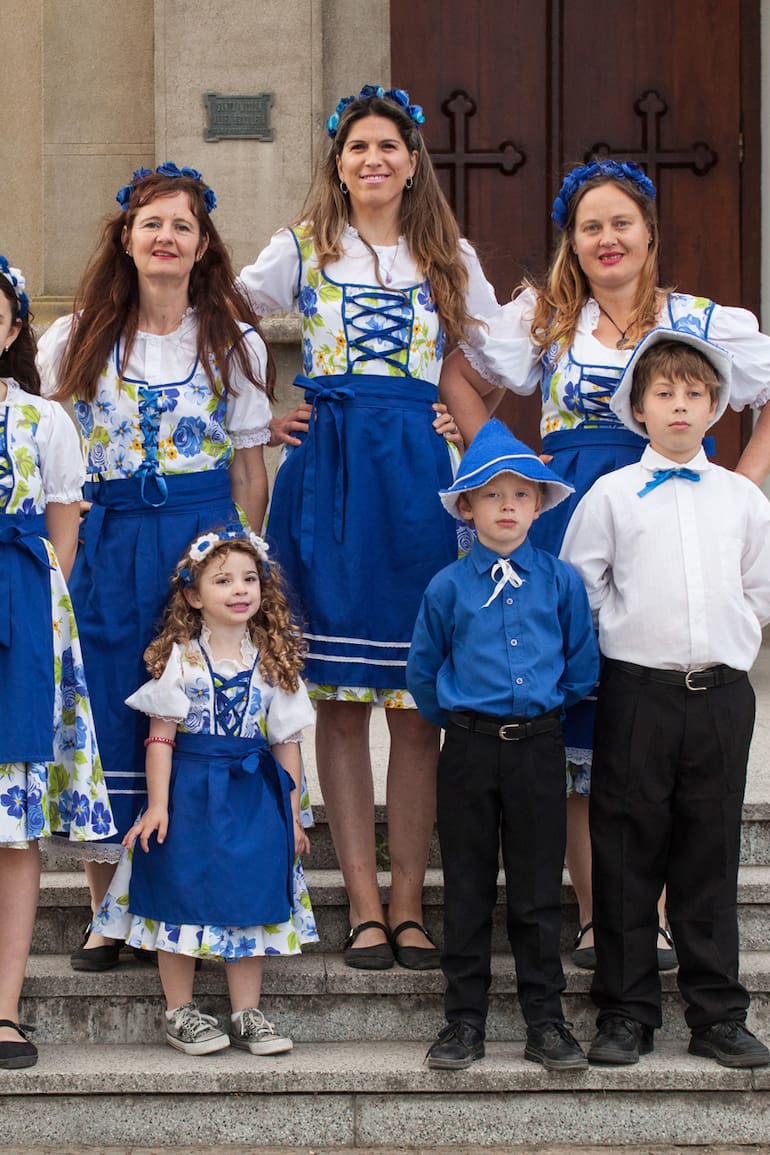 Habitantes de Aldea Brasilera lucen sus trajes típicos de fiesta.