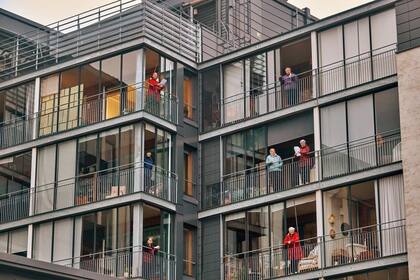 Habitantes de Helsinki cantan en los balcones