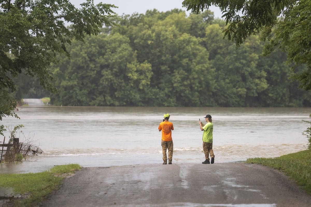 Habitantes de Nashville observan el paso del agua sobre la ruta Mockingbird (Allie Schallert/ TNS via ZUMA Press Wire/dpa).