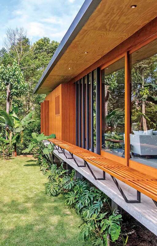 La apertura al exterior permite disfrutar de la naturaleza desde la casa.