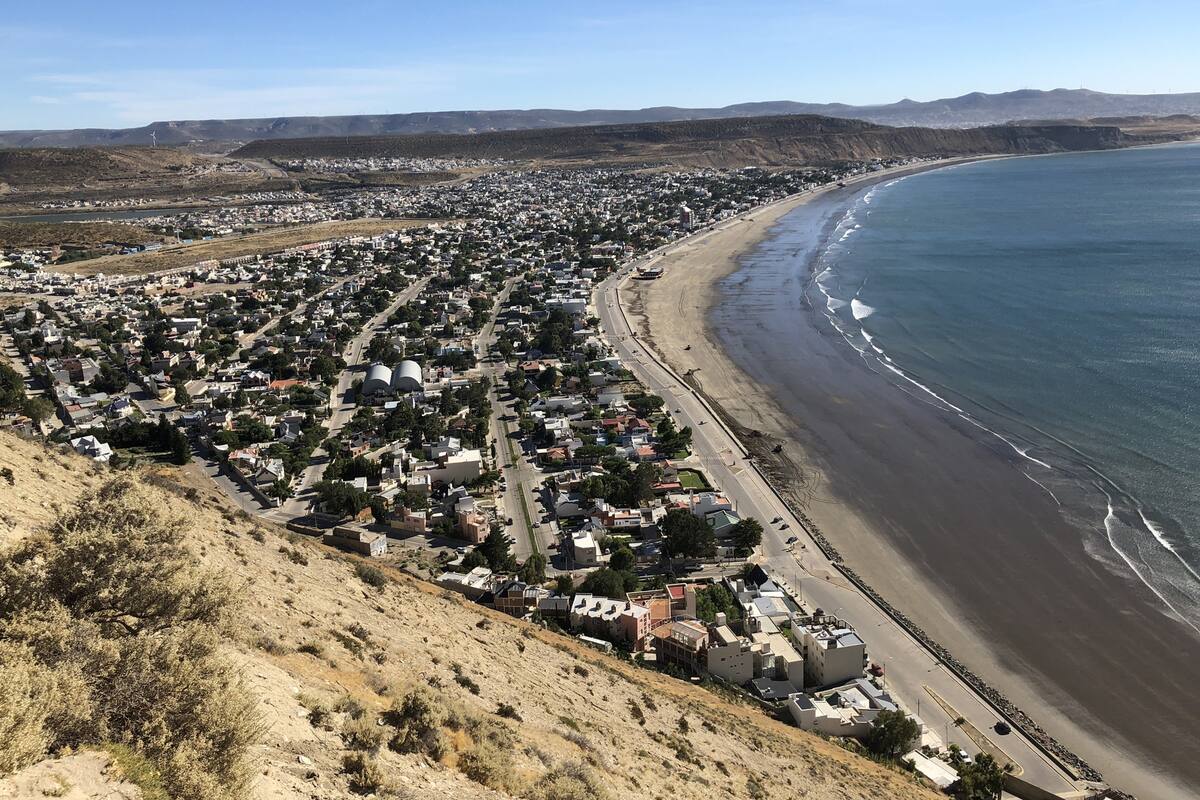 Habitualmente asociada a las actividades petroleras, la ciudad del viento ofrece barrios con historia, un museo renovado y buenos mariscos, en Chubut