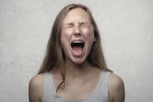 Habitualmente, las reacciones negativas están relacionadas con heridas personales que no hemos podido reconocer, tratar y sanar