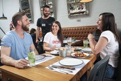 Habitués de Brandon, en Palermo, Martín, Cecilia y Marcela disfrutan de un almuerzo a mitad de semana
