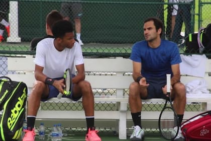 Habla el maestro (Federer) y escucha el alumno (Auger-Aliassime). El joven canadiense tiene al suizo como ídolo.