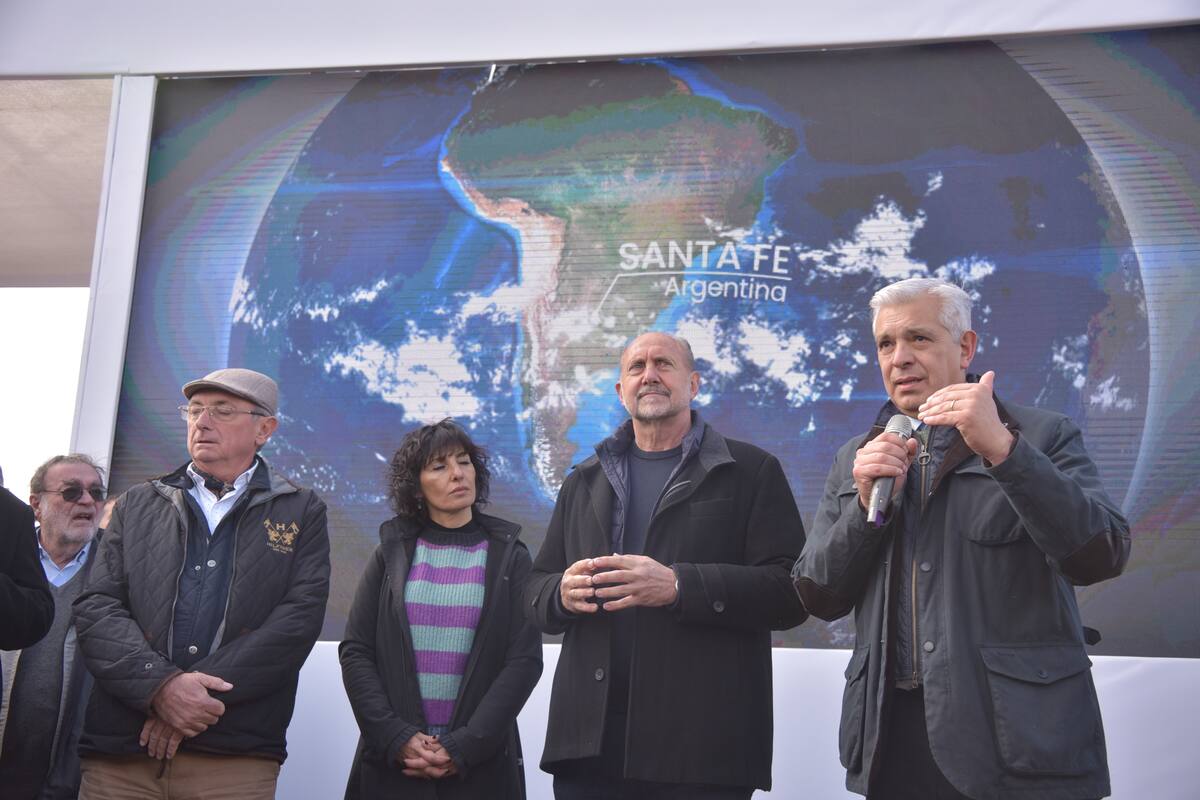 Habla el ministro de Agricultura, Julián Domínguez, acompañado del gobernador de Santa Fe, Omar Perotti