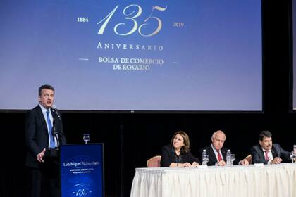 Habla Etchevehere, en el escenario con la intendenta de Rosario, Mónica Fein, el gobernador de Santa Fe Miguel Lifschitz y el presidente de la Bolsa de Comercio de Rosario Alberto Padoán