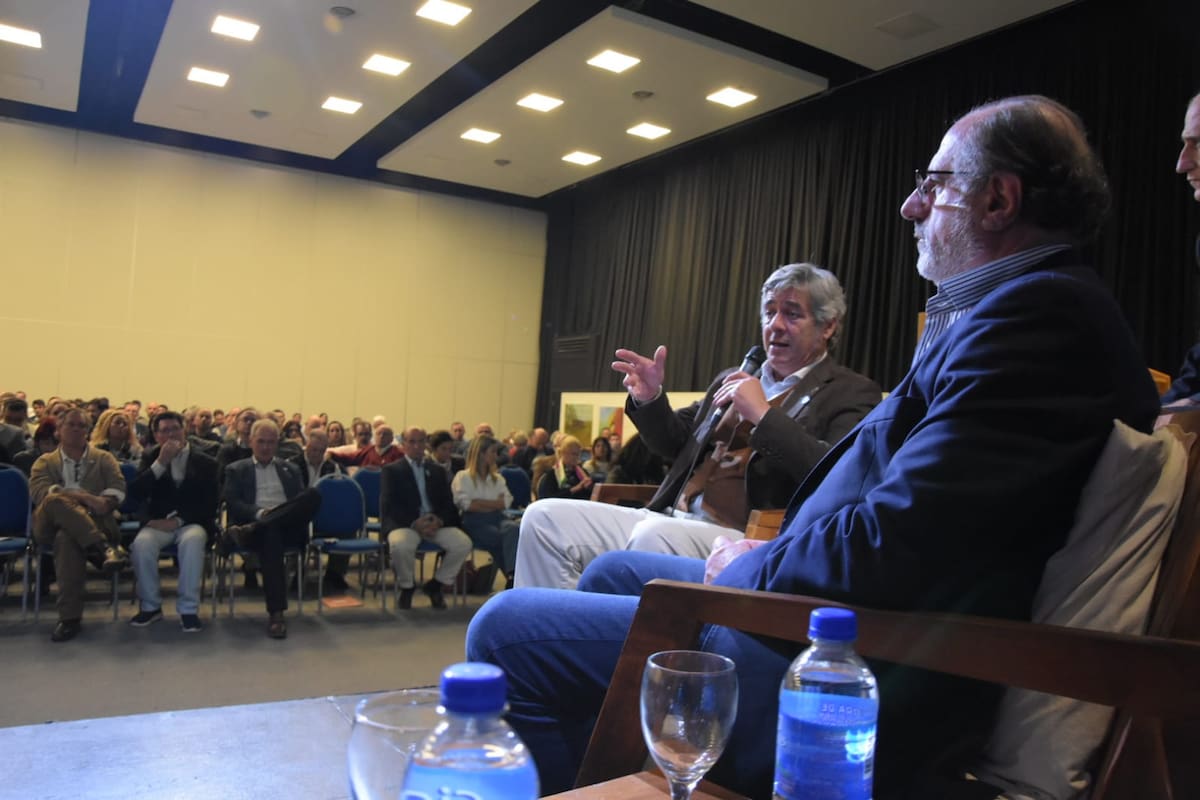 Habla Nicolás Pino, presidente de la Sociedad Rural Argentina (SRA); a su lado, Jorge Chemes, presidente de Confederaciones Rurales Argentinas (CRA). Foto SRA