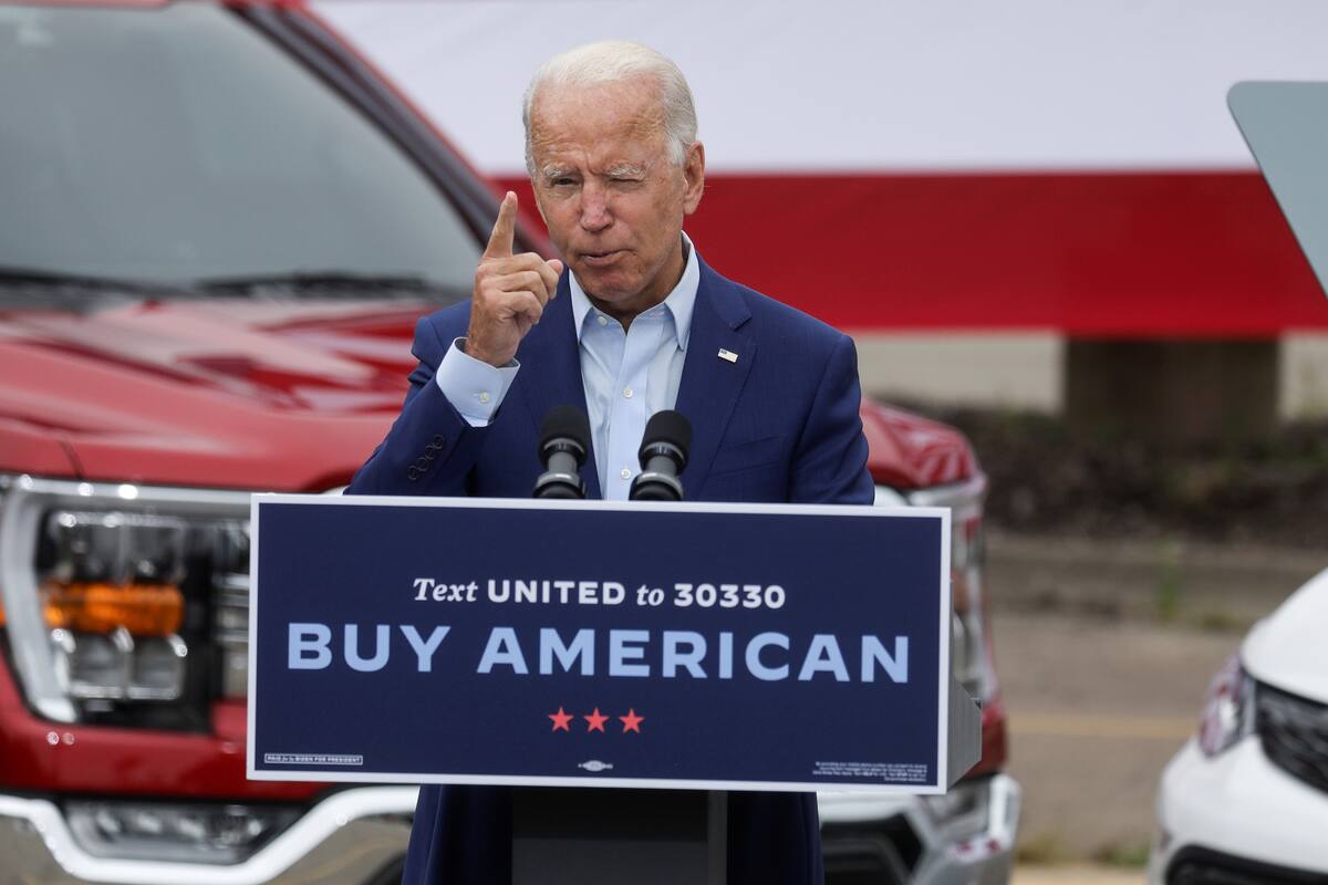 Hablando frente a un telón de fondo de vehículos fabricados en Estados Unidos, el candidato presidencial demócrata de Estados Unidos y exvicepresidente Joe Biden habla sobre nuevas propuestas para proteger los empleos estadounidenses durante una parada de campaña en Warren, Michigan, Estados Unidos,