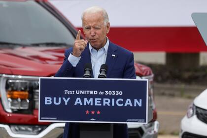 Hablando frente a un telón de fondo de vehículos fabricados en Estados Unidos, el candidato presidencial demócrata de Estados Unidos y exvicepresidente Joe Biden habla sobre nuevas propuestas para proteger los empleos estadounidenses durante una parada de campaña en Warren, Michigan, Estados Unidos,