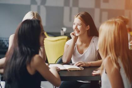 "Hablar con desconocidos, en las condiciones adecuadas, es bueno para nosotros", mencionó la psicóloga (Foto:Freepik)