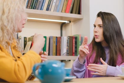 Hablar con la voz alta se vincula con la emocionalidad del individuo, asegura la Asociación Americana de Psicología