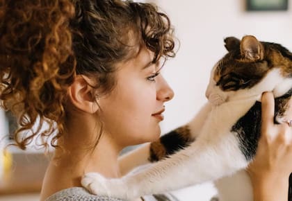 Hablar con las mascotas como si fueran personas no es un error ni una excentricidad, sino una estrategia emocional
