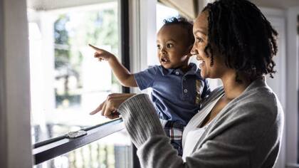 Hablar con lo niños desde temprana edad puede ayudarlos a la hora de aprender a hablar o escribir